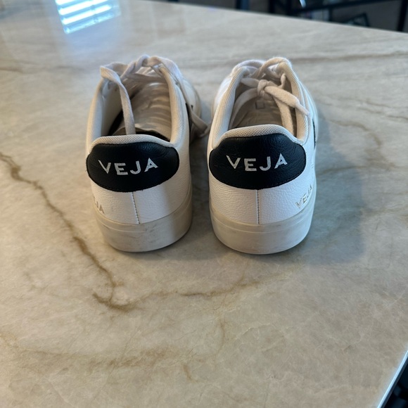 Veja white tennis shoes only worn a few times as too big for me - Picture 4 of 5